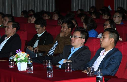 Phó Tổng giám đốc Thông tấn xã Việt Nam Lê Quốc Minh (người thứ hai từ bên phải) và các đại biểu tham dự buổi tọa đàm. Ảnh: Quốc Khánh - TTXVN Phó Tổng giám đốc Thông tấn xã Việt Nam Lê Quốc Minh (người thứ hai từ bên phải) và các đại biểu tham dự buổi tọa đàm. Ảnh: Quốc Khánh - TTXVN