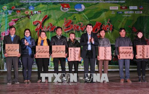 Đồng chí Nguyễn Ngọc Lương, Bí thư BCH Trung ương Đoàn TNCS Hồ Chí Minh trao quà cho các đơn vị trên địa bàn. Ảnh: Văn Điệp – TTXVN