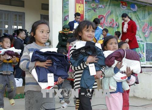 Niềm vui của các em học sinh Trường Tiểu học Dàn San, xã Dào San, huyện Phong Thổ, tỉnh Lai Châu vừa được nhận các phần quà từ Ban Tổ chức. Ảnh: Văn Điệp - TTXVN