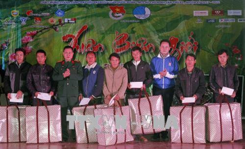 Ban Tổ chức trao quà cho các gia đình có hoàn cảnh đặc biệt khó khăn trên địa bàn. Ảnh: Văn Điệp – TTXVN