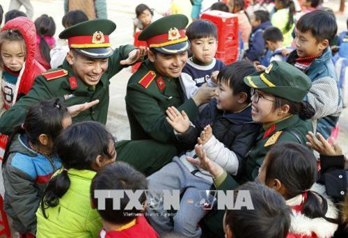 Các chiến sĩ Biên phòng giao lưu với các em học sinh Trường Tiểu học Dàn San, xã Dào San, huyện Phong Thổ, tỉnh Lai Châu. Ảnh: Văn Điệp - TTXVN