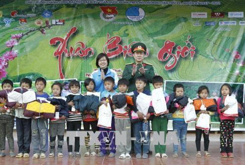 Ban Tổ chức với các em học sinh Trường Tiểu học Dàn San, xã Dào San, huyện Phong Thổ, tỉnh Lai Châu. Ảnh: Văn Điệp - TTXVN