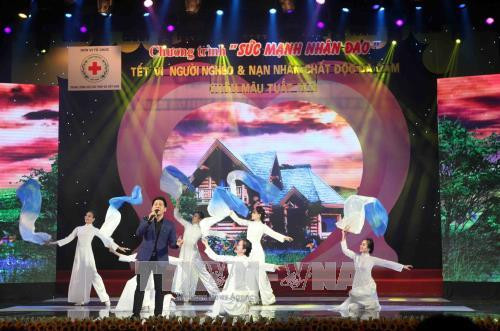 Một tiết mục văn nghệ chào mừng chương trình “Sức mạnh nhân đạo” Tết vì người nghèo và nạn nhân chất độc da cam xuân Mậu Tuất 2018. Ảnh: Quý Trung - TTXVN Một tiết mục văn nghệ chào mừng chương trình “Sức mạnh nhân đạo” Tết vì người nghèo và nạn nhân chất độc da cam xuân Mậu Tuất 2018. Ảnh: Quý Trung - TTXVN