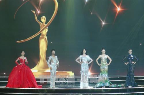 5 thí sinh xuất sắc nhất trong phần thi trang phục dạ hội tại đêm chung kết cuộc thi Hoa Hậu Hoàn vũ 2017. Ảnh: Phan Sáu - TTXVN 5 thí sinh xuất sắc nhất trong phần thi trang phục dạ hội tại đêm chung kết cuộc thi Hoa Hậu Hoàn vũ 2017. Ảnh: Phan Sáu - TTXVN