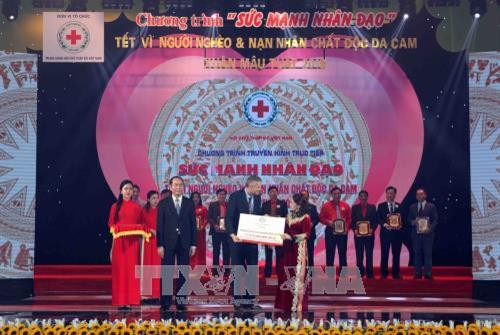 Các tổ chức và cá nhân trao biểu trưng số tiền, hiện vật ủng hộ cho Chương trình. Ảnh: Quý Trung – TTXVN Các tổ chức và cá nhân trao biểu trưng số tiền, hiện vật ủng hộ cho Chương trình. Ảnh: Quý Trung – TTXVN