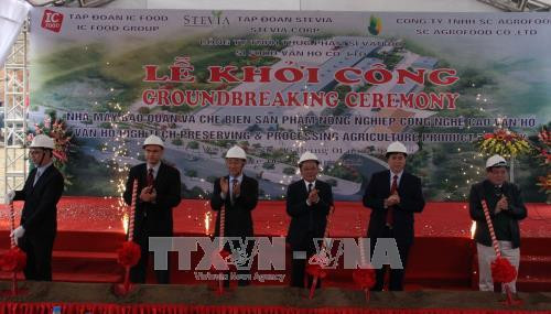 Các đại biểu thực hiện nghi thức khởi công. Ảnh: Nguyễn Chiến - TTXVN Các đại biểu thực hiện nghi thức khởi công. Ảnh: Nguyễn Chiến - TTXVN