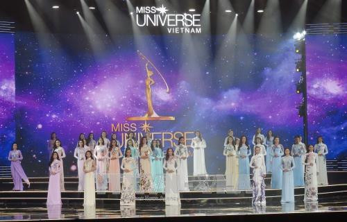 42 thí sinh trong phần thi áo dài tại đêm chung kết Hoa hậu Hoàn vũ 2017. Ảnh: Phan Sáu - TTXVN 42 thí sinh trong phần thi áo dài tại đêm chung kết Hoa hậu Hoàn vũ 2017. Ảnh: Phan Sáu - TTXVN