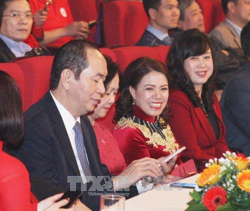 Chủ tịch nước Trần Đại Quang và các đại biểu nhắn tin ủng hộ người nghèo và nạn nhân chất độc da cam. Ảnh: Lâm Khánh - TTXVN Chủ tịch nước Trần Đại Quang và các đại biểu nhắn tin ủng hộ người nghèo và nạn nhân chất độc da cam. Ảnh: Lâm Khánh - TTXVN