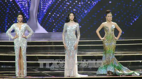 3 thí sinh xuất sắc nhất tại đêm chung kết cuộc thi Hoa Hậu Hoàn vũ 2017. Ảnh: Phan Sáu - TTXVN 3 thí sinh xuất sắc nhất tại đêm chung kết cuộc thi Hoa Hậu Hoàn vũ 2017. Ảnh: Phan Sáu - TTXVN