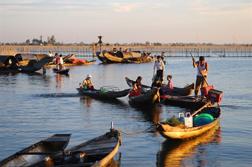 Thuyền cập bến Đầm Chuồn mang theo nhiều thuỷ hải sản đánh bắt được bán cho tư thương. Thuyền cập bến Đầm Chuồn mang theo nhiều thuỷ hải sản đánh bắt được bán cho tư thương.