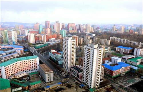 Thủ đô Bình Nhưỡng ngày nay mang một dáng vẻ hiện đại. Ảnh: Phương Hoa – TTXVN Những ngôi nhà cao tầng được sơn nhiều màu sắc mang dáng vẻ hiện đại cho Thủ đô Bình Nhưỡng. Ảnh: Phương Hoa- TTXVN Toàn cảnh thành phố Bình Nhưỡng nhìn từ trên cao. Ảnh: Phương Hoa – TTXVN Tiết mục hòa nhạc của Dàn nhạc Công Huân quốc gia Triều Tiên. Ảnh: Phương Hoa – TTXVN Đúng dịp sinh nhật của Chủ tịch Kim Nhật Thành, Triển lãm hoa được tổ chức tại Thủ đô Bình Nhưỡng. Ảnh: Phương Hoa – TTXVN Một gia đình Triều Tiên tham quan Triển lãm hoa Kim Nhật Thành. Ảnh: Phương Hoa – TTXVN Phụ nữ Triều Tiên mặc trang phục truyền thống vào xem Triển lãm hoa Kim Nhật Thành. Ảnh: Phương Hoa – TTXVN Người dân Triều Tiên xếp hàng vào xem Triển lãm hoa Kim Nhật Thành. Ảnh: Phương Hoa – TTXVN Một ngôi nhà truyền thống bên cạnh những công trình hiện đại. Ảnh: Phương Hoa – TTXVN Người dân và thiếu niên Triều Tiên đến vui chơi ở công viên. Ảnh: Phương Hoa – TTXVN Ngày cuối tuần, người dân Triều Tiên đến vui chơi ở các công viên nổi tiếng. Ảnh: Phương Hoa – TTXVN Một gian hàng dược phẩm ở Bình Nhưỡng. Ảnh: Phương Hoa – TTXVN Học sinh học môn thể thao yêu thích ở trường học. Ảnh: Phương Hoa – TTXVN Lớp học âm nhạc của học sinh Triều Tiên. Ảnh: Phương Hoa – TTXVN Lớp dạy lập trình tại Cung Học sinh Thiếu niên Vạn Cảnh Đài. Ảnh: Phương Hoa – TTXVN Triều Tiên rất chú trọng đến việc phát triển toàn diện con người, học sinh được tham gia các lớp học nghệ thuật. Ảnh: Phương Hoa- TTXVN Học sinh Triều Tiên học viết thư pháp. Ảnh: Phương Hoa – TTXVN Một cặp vợ chồng sắp cưới chụp ảnh trước Bảo tàng Chiến thắng Chiến tranh Giải phóng Tổ quốc. Ảnh: Phương Hoa – TTXVN Người dân xếp hàng trật tự lên phương tiện giao thông công cộng. Ảnh: Phương Hoa- TTXVN Cung Thái Dương Kumsusan-nơi an nghỉ của Chủ tịch Kim Nhật Thành và Kim Jong - Il. Ảnh: Phương Hoa – TTXVN Nhà ga trung tâm ở Thủ đô Bình Nhưỡng. Ảnh: Phương Hoa – TTXVN Tòa nhà Quốc hội ở Thủ đô Bình Nhưỡng. Ảnh: Phương Hoa – TTXVN Ngoài phương tiện giao thông công cộng, người dân Bình Nhưỡng thường xuyên sử dụng xe đạp. Ảnh: Phương Hoa – TTXVN Hoa nở trên đường phố cùng với những ngôi nhà cao tầng mang nhiều màu sắc rực rỡ. Ảnh: Phương Hoa – TTXVN Tượng "Vạn Lý Mã" - bức tượng nổi tiếng ở Bình Nhưỡng. Ảnh: Phương Hoa – TTXVN Những dãy phố với công trình kiến trúc hiện đại được xây dựng ở Bình Nhưỡng. Ảnh: Phương Hoa – TTXVN Nhiều chung cư cao tầng được xây dựng phục vụ chỗ ở cho người dân ở Thủ đô Bình Nhưỡng. Ảnh: Phương Hoa – TTXVN Khải Hoàn Môn - một công trình nổi tiếng ở Bình Nhưỡng. Ảnh: Phương Hoa – TTXVN Tháp Chủ thể cao 170 m là Tượng đài về học thuyết tự lực tự cường ở Triều Tiên. Ảnh: Phương Hoa – TTXVN Một công trình kiến trúc truyền thống của Triều Tiên tại Thủ đô Bình Nhưỡng. Ảnh: Phương Hoa – TTXVN Quảng trường Kim Nhật Thành, nơi tổ chức các sự kiện lớn của Triều Tiên. Ảnh: Phương Hoa – TTXVN Pin năng lượng mặt trời được sử dụng ở nhiều nơi tại Thủ đô Bình Nhưỡng. Ảnh: Phương Hoa – TTXVN Ô tô điện là phương tiện giao thông công cộng phổ biển ở Bình Nhưỡng. Ảnh: Phương Hoa – TTXVN Nhà ga Bình Nhưỡng nhìn từ trên cao. Ảnh: Phương Hoa – TTXVN Tòa nhà Ryugyong cao 330m ở Thủ đô Bình Nhưỡng. Ảnh: Phương Hoa – TTXVN Một công trình lịch sử ở Thủ đô Bình Nhưỡng. Ảnh: Phương Hoa – TTXVN Học sinh mầm non được cô giáo dẫn đi dã ngoại. Ảnh: Phương Hoa – TTXVN Thủ đô Bình Nhưỡng nhìn từ trên cao. Ảnh: Phương Hoa – TTXVN Khu Chang Jong, nơi tập trung nhiều nhà cao tầng. Ảnh: Phương Hoa – TTXVN Thủ đô Bình Nhưỡng ngày nay mang một dáng vẻ hiện đại. Ảnh: Phương Hoa – TTXVN Những ngôi nhà cao tầng được sơn nhiều màu sắc mang dáng vẻ hiện đại cho Thủ đô Bình Nhưỡng. Ảnh: Phương Hoa- TTXVN Toàn cảnh thành phố Bình Nhưỡng nhìn từ trên cao. Ảnh: Phương Hoa – TTXVN Tiết mục hòa nhạc của Dàn nhạc Công Huân quốc gia Triều Tiên. Ảnh: Phương Hoa – TTXVN Đúng dịp sinh nhật của Chủ tịch Kim Nhật Thành, Triển lãm hoa được tổ chức tại Thủ đô Bình Nhưỡng. Ảnh: Phương Hoa – TTXVN Một gia đình Triều Tiên tham quan Triển lãm hoa Kim Nhật Thành. Ảnh: Phương Hoa – TTXVN Phụ nữ Triều Tiên mặc trang phục truyền thống vào xem Triển lãm hoa Kim Nhật Thành. Ảnh: Phương Hoa – TTXVN Người dân Triều Tiên xếp hàng vào xem Triển lãm hoa Kim Nhật Thành. Ảnh: Phương Hoa – TTXVN Một ngôi nhà truyền thống bên cạnh những công trình hiện đại. Ảnh: Phương Hoa – TTXVN Người dân và thiếu niên Triều Tiên đến vui chơi ở công viên. Ảnh: Phương Hoa – TTXVN Ngày cuối tuần, người dân Triều Tiên đến vui chơi ở các công viên nổi tiếng. Ảnh: Phương Hoa – TTXVN Một gian hàng dược phẩm ở Bình Nhưỡng. Ảnh: Phương Hoa – TTXVN Học sinh học môn thể thao yêu thích ở trường học. Ảnh: Phương Hoa – TTXVN Lớp học âm nhạc của học sinh Triều Tiên. Ảnh: Phương Hoa – TTXVN Lớp dạy lập trình tại Cung Học sinh Thiếu niên Vạn Cảnh Đài. Ảnh: Phương Hoa – TTXVN Triều Tiên rất chú trọng đến việc phát triển toàn diện con người, học sinh được tham gia các lớp học nghệ thuật. Ảnh: Phương Hoa- TTXVN Học sinh Triều Tiên học viết thư pháp. Ảnh: Phương Hoa – TTXVN Một cặp vợ chồng sắp cưới chụp ảnh trước Bảo tàng Chiến thắng Chiến tranh Giải phóng Tổ quốc. Ảnh: Phương Hoa – TTXVN Người dân xếp hàng trật tự lên phương tiện giao thông công cộng. Ảnh: Phương Hoa- TTXVN Cung Thái Dương Kumsusan-nơi an nghỉ của Chủ tịch Kim Nhật Thành và Kim Jong - Il. Ảnh: Phương Hoa – TTXVN Nhà ga trung tâm ở Thủ đô Bình Nhưỡng. Ảnh: Phương Hoa – TTXVN Tòa nhà Quốc hội ở Thủ đô Bình Nhưỡng. Ảnh: Phương Hoa – TTXVN Ngoài phương tiện giao thông công cộng, người dân Bình Nhưỡng thường xuyên sử dụng xe đạp. Ảnh: Phương Hoa – TTXVN Hoa nở trên đường phố cùng với những ngôi nhà cao tầng mang nhiều màu sắc rực rỡ. Ảnh: Phương Hoa – TTXVN Tượng "Vạn Lý Mã" - bức tượng nổi tiếng ở Bình Nhưỡng. Ảnh: Phương Hoa – TTXVN Những dãy phố với công trình kiến trúc hiện đại được xây dựng ở Bình Nhưỡng. Ảnh: Phương Hoa – TTXVN Nhiều chung cư cao tầng được xây dựng phục vụ chỗ ở cho người dân ở Thủ đô Bình Nhưỡng. Ảnh: Phương Hoa – TTXVN Khải Hoàn Môn - một công trình nổi tiếng ở Bình Nhưỡng. Ảnh: Phương Hoa – TTXVN Tháp Chủ thể cao 170 m là Tượng đài về học thuyết tự lực tự cường ở Triều Tiên. Ảnh: Phương Hoa – TTXVN Một công trình kiến trúc truyền thống của Triều Tiên tại Thủ đô Bình Nhưỡng. Ảnh: Phương Hoa – TTXVN Quảng trường Kim Nhật Thành, nơi tổ chức các sự kiện lớn của Triều Tiên. Ảnh: Phương Hoa – TTXVN Pin năng lượng mặt trời được sử dụng ở nhiều nơi tại Thủ đô Bình Nhưỡng. Ảnh: Phương Hoa – TTXVN Ô tô điện là phương tiện giao thông công cộng phổ biển ở Bình Nhưỡng. Ảnh: Phương Hoa – TTXVN Nhà ga Bình Nhưỡng nhìn từ trên cao. Ảnh: Phương Hoa – TTXVN Tòa nhà Ryugyong cao 330m ở Thủ đô Bình Nhưỡng. Ảnh: Phương Hoa – TTXVN Một công trình lịch sử ở Thủ đô Bình Nhưỡng. Ảnh: Phương Hoa – TTXVN Học sinh mầm non được cô giáo dẫn đi dã ngoại. Ảnh: Phương Hoa – TTXVN Thủ đô Bình Nhưỡng nhìn từ trên cao. Ảnh: Phương Hoa – TTXVN Khu Chang Jong, nơi tập trung nhiều nhà cao tầng. Ảnh: Phương Hoa – TTXVN