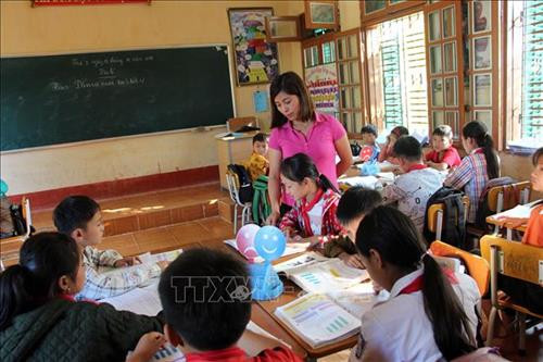 Giờ học của học sinh trường Tiểu học và Trung học cơ sở Bó Mười A, huyện Thuận Châu. Ảnh: Hữu Quyết - TTXVN Giờ học của học sinh trường Tiểu học và Trung học cơ sở Bó Mười A, huyện Thuận Châu. Ảnh: Hữu Quyết - TTXVN