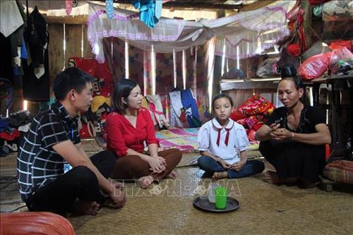 Giáo viên trường Tiểu học và Trung học cơ sở Bó Mười A, huyện Thuận Châu thăm hỏi học sinh được nhận đỡ đầu. Ảnh: Hữu Quyết - TTXVN Giáo viên trường Tiểu học và Trung học cơ sở Bó Mười A, huyện Thuận Châu thăm hỏi học sinh được nhận đỡ đầu. Ảnh: Hữu Quyết - TTXVN