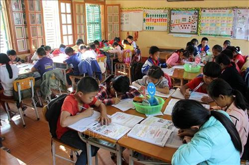 Giờ học của học sinh trường Tiểu học và Trung học cơ sở Bó Mười A, huyện Thuận Châu. Ảnh: Hữu Quyết - TTXVN Giờ học của học sinh trường Tiểu học và Trung học cơ sở Bó Mười A, huyện Thuận Châu. Ảnh: Hữu Quyết - TTXVN