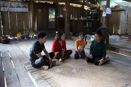 Giáo viên trường Tiểu học và Trung học cơ sở Bó Mười A, huyện Thuận Châu thăm hỏi học sinh được nhận đỡ đầu. Ảnh: Hữu Quyết - TTXVN Giáo viên trường Tiểu học và Trung học cơ sở Bó Mười A, huyện Thuận Châu thăm hỏi học sinh được nhận đỡ đầu. Ảnh: Hữu Quyết - TTXVN