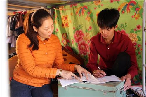 Cô giáo Nguyễn Thùy Dung, trường Trung học cơ sở Mường Khiêng, giúp học sinh được đỡ đầu làm bài tập. Ảnh: Hữu Quyết - TTXVN Cô giáo Nguyễn Thùy Dung, trường Trung học cơ sở Mường Khiêng, giúp học sinh được đỡ đầu làm bài tập. Ảnh: Hữu Quyết - TTXVN