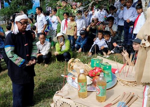 Người chủ lễ cúng là vị cao niên đức độ trong bản. Ảnh: Tuấn Anh-TTXVN