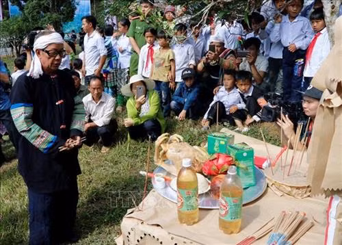 Người chủ lễ cúng là vị cao niên đức độ trong bản. Ảnh: Tuấn Anh-TTXVN