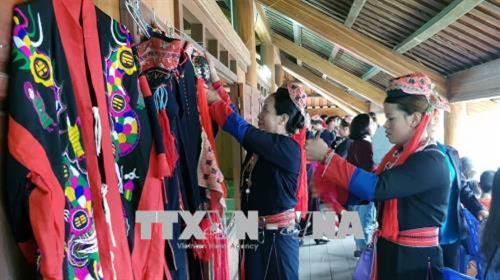 Các thiếu nữ người Dao chuẩn bị trang phục truyền thống dự hội lễ hội. Ảnh: Văn Đức – TTXVN Các thiếu nữ người Dao chuẩn bị trang phục truyền thống dự hội lễ hội. Ảnh: Văn Đức – TTXVN