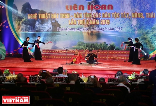 Nghệ nhân Hà Thuấn biểu diễn tiết mục “Cung ve sầu” tại Liên hoan nghệ thuật hát Then – đàn Tính các dân tộc Tày, Nùng, Thái lần thứ 5 được tổ chức tại tỉnh Tuyên Quang.