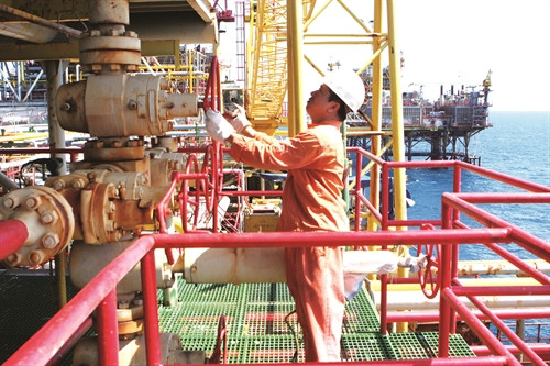 Khai thác dầu khí- một trong những ngành công nghiệp mũi nhọn của Việt Nam. Ảnh: TTXVN Khai thác dầu khí- một trong những ngành công nghiệp mũi nhọn của Việt Nam. Ảnh: TTXVN