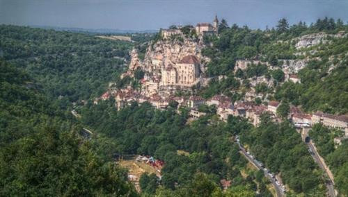 Ngôi làng cổ Rocamadour được xây dựng trên vách núi ở vùng Occitanie, miền tây nam Pháp. Từ thời Trung cổ, ngôi làng đã thu hút những người hành hương từ khắp châu Âu tới đây tham quan các công trình lịch sử và nhà thờ Đức Mẹ Maria. Thánh St Amator đã sống và qua đời tại ngôi làng Rocamadour ngay sau khi ông rời khỏi Jerusalem. Truyền thuyết kể rằng sau khi thi thể thánh St Amator được phát hiện, một số phép màu đã xảy ra. Ngôi làng bắt đầu thu hút nhiều người hành hương và ủng hộ từ các nhà vua Pháp, giúp ngôi làng xây dựng các nơi thờ cúng. Một lý do khác khiến Rocamadour thu hút nhiều du khách là phong cảnh đẹp. Các công trình cổ được xây dựng trên vách núi nhìn xuống sông Alzou. Các tòa nhà trong làng có độ cao cách mặt đất phía dưới khoảng 120m. Trung tâm của ngôi làng là nhà thờ hành hương Notre Dame, được cải tạo lại từ công trình gốc được xây dựng từ năm 1479. Ngoài ra, Rocamadour còn có nhiều công trình cổ kính khác được xây dựng từ thời Trung cổ. Du khách tham quan dọc một con đường dốc tại ngôi làng cổ Rocamadour. Những ngôi nhà được xây dựng trên vách đá dựng đứng. Ngôi làng cổ Rocamadour được xây dựng trên vách núi ở vùng Occitanie, miền tây nam Pháp. Từ thời Trung cổ, ngôi làng đã thu hút những người hành hương từ khắp châu Âu tới đây tham quan các công trình lịch sử và nhà thờ Đức Mẹ Maria. Thánh St Amator đã sống và qua đời tại ngôi làng Rocamadour ngay sau khi ông rời khỏi Jerusalem. Truyền thuyết kể rằng sau khi thi thể thánh St Amator được phát hiện, một số phép màu đã xảy ra. Ngôi làng bắt đầu thu hút nhiều người hành hương và ủng hộ từ các nhà vua Pháp, giúp ngôi làng xây dựng các nơi thờ cúng. Một lý do khác khiến Rocamadour thu hút nhiều du khách là phong cảnh đẹp. Các công trình cổ được xây dựng trên vách núi nhìn xuống sông Alzou. Các tòa nhà trong làng có độ cao cách mặt đất phía dưới khoảng 120m. Trung tâm của ngôi làng là nhà thờ hành hương Notre Dame, được cải tạo lại từ công trình gốc được xây dựng từ năm 1479. Ngoài ra, Rocamadour còn có nhiều công trình cổ kính khác được xây dựng từ thời Trung cổ. Du khách tham quan dọc một con đường dốc tại ngôi làng cổ Rocamadour. Những ngôi nhà được xây dựng trên vách đá dựng đứng.