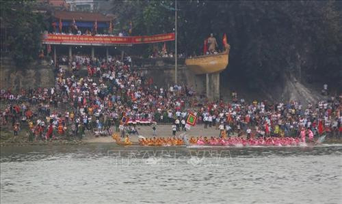 Đông đảo du khách thập phương đến xem Lễ hội bơi chải truyền thống trên sông Lô. Ảnh: Thành Đạt - TTXVN Đông đảo du khách thập phương đến xem Lễ hội bơi chải truyền thống trên sông Lô. Ảnh: Thành Đạt - TTXVN