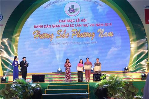 Trao Bằng khen của Bộ Văn hóa - Thể thao và Du lịch cho 3 nghệ nhân tiêu biểu. Ảnh: Ánh Tuyết - TTXVN