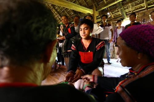 Chiếc vòng tay được xem như "giấy chứng nhận tình yêu" cho đôi bạn trẻ . Ảnh: Hà Tuấn