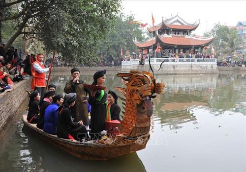 Khách du lịch trong và ngoài nước tham quan phố cổ Hội An (Quảng Nam). Phố cổ Hội An được UNESCO công nhận là di sản văn hóa thế giới năm 1999. Ảnh: Minh Đức – TTXVN Hội Gióng được đánh giá là lễ hội độc đáo ở Việt Nam và là lễ hội duy nhất trong tổng số gần 8.000 lễ hội truyền thống của Việt Nam được UNESCO công nhận là Di sản Văn hóa phi vật thể đại diện của nhân loại. Ảnh: Anh Tuấn - TTXVN Đêm Đại Nội (Huế). Quần thể di tích cố đô Huế được UNESCO công nhận là Di sản văn hóa thế giới năm 1993. Ảnh: Quốc Việt-TTXVN Đờn ca tài tử là loại hình nghệ thuật dân gian đặc trưng của vùng Nam Bộ, được UNESCO công nhận là Di sản văn hóa phi vật thể của thế giới. Ảnh: Minh Đức – TTXVN Hát quan họ trên thuyền tại đình Lim. Đây là loại hình nghệ thuật được UNESCO công nhận là di sản văn hóa phi vật thể của nhân loại năm 2009. Ảnh: Thanh Hà – TTXVN Nhã nhạc Huế - Âm nhạc cung đình Việt Nam được vinh danh là kiệt tác di sản văn hóa phi vật thể đại diện của nhân loại năm 2003. Ảnh: TTXVN Quần thể danh thắng Tràng An (Ninh Bình) được UNESCO công nhận là Di sản văn hóa và thiên nhiên thế giới. Ảnh: Minh Đức - TTXVN Di sản thiên nhiên thế giới Vịnh Hạ Long (Quảng Ninh) nhìn từ hang Bồ Nâu. Ảnh: Đình Na - TTXVN Khách du lịch trong và ngoài nước tham quan phố cổ Hội An (Quảng Nam). Phố cổ Hội An được UNESCO công nhận là di sản văn hóa thế giới năm 1999. Ảnh: Minh Đức – TTXVN Hội Gióng được đánh giá là lễ hội độc đáo ở Việt Nam và là lễ hội duy nhất trong tổng số gần 8.000 lễ hội truyền thống của Việt Nam được UNESCO công nhận là Di sản Văn hóa phi vật thể đại diện của nhân loại. Ảnh: Anh Tuấn - TTXVN Đêm Đại Nội (Huế). Quần thể di tích cố đô Huế được UNESCO công nhận là Di sản văn hóa thế giới năm 1993. Ảnh: Quốc Việt-TTXVN Đờn ca tài tử là loại hình nghệ thuật dân gian đặc trưng của vùng Nam Bộ, được UNESCO công nhận là Di sản văn hóa phi vật thể của thế giới. Ảnh: Minh Đức – TTXVN Hát quan họ trên thuyền tại đình Lim. Đây là loại hình nghệ thuật được UNESCO công nhận là di sản văn hóa phi vật thể của nhân loại năm 2009. Ảnh: Thanh Hà – TTXVN Nhã nhạc Huế - Âm nhạc cung đình Việt Nam được vinh danh là kiệt tác di sản văn hóa phi vật thể đại diện của nhân loại năm 2003. Ảnh: TTXVN Quần thể danh thắng Tràng An (Ninh Bình) được UNESCO công nhận là Di sản văn hóa và thiên nhiên thế giới. Ảnh: Minh Đức - TTXVN Di sản thiên nhiên thế giới Vịnh Hạ Long (Quảng Ninh) nhìn từ hang Bồ Nâu. Ảnh: Đình Na - TTXVN