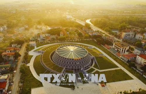 Bảo tàng Chiến thắng lịch sử Điện Biên Phủ xây dựng tháng 10/2012. Đây à công trình quy mô, hoành tráng và hiện đại nhất tỉnh Điện Biên, Bảo tàng Chiến thắng lịch sử Điện Biên Phủ có ý nghĩa vô cùng quan trọng về lịch sử, văn hóa cũng như kiến trúc và phần nội dung trưng bày, đảm bảo các yêu cầu về chất lượng, kỹ thuật, xứng tầm với chiến thắng “Lừng lẫy năm châu, chấn động địa cầu”. Với nhiều hạng mục quan trọng bằng mô hình, khối tượng và gần 1.000 tài liệu, hiện vật, ảnh … đã khái quát sinh động, sắc nét cuộc kháng chiến chống thực dân Pháp của quân và dân ta trong 56 ngày đêm “khoét núi, ngủ hầm, mưa dầm, cơm vắt” của chiến dịch Điện Biên Phủ. Ảnh: Xuân Tiến-TTXVN