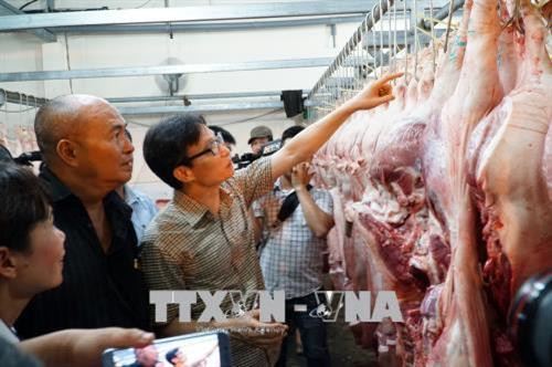 Phó thủ tướng Chính Phủ Vũ Đức Đam cùng đoàn công tác thị sát tình hình kinh doanh buôn bán của bà con tiểu thương và công tác đảm bảo an toàn vệ sinh thực phẩm tại chợ đầu mối Bình Điền, Thành phố Hồ Chí Minh. Ảnh: Phương Vy-TTXVN Phó thủ tướng Chính Phủ Vũ Đức Đam cùng đoàn công tác thị sát tình hình kinh doanh buôn bán của bà con tiểu thương và công tác đảm bảo an toàn vệ sinh thực phẩm tại chợ đầu mối Bình Điền, Thành phố Hồ Chí Minh. Ảnh: Phương Vy-TTXVN