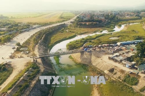 Cầu Mường Thanh bắc qua sông Nậm Rốm, được quân Pháp gọi là cầu “Prenley”, là cầu dã chiến được làm sẵn và vận chuyển từ nước Pháp sang lắp ghép tại Điện Biên. Ngày này, cầu cách ngã ba đường 279 khoảng 300 m. Đây là một công trình quân sự nằm trong phân khu trung tâm của tập đoàn cứ điểm Điện Biên Phủ. Toàn bộ cây cầu dài 40m, rộng 5m. Hai bên thành cầu là những thanh sắt chống đỡ đơn giản không có trục giữa, sàn cầu lát bằng gỗ, dưới là những thanh dầm bằng sắt được liên kết với nhau rất chắc chắn. Trải qua 64 năm, cầu Mường Thanh vẫn giữ được nguyên gốc như khi mới xây dựng và mãi là “cầu tiến quân lịch sử”. Ảnh: Xuân Tiến-TTXVN