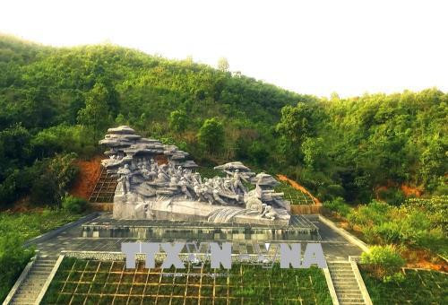 Di tích Cụm tượng đài kéo pháo bằng tay bằng chất liệu đá xanh, đặt theo thế tựa sơn, hướng thuỷ, dài 24 mét, rộng 8 mét, cao 12, 5 mét, nặng 1.200 tấn trên triền đồi Bó Hôm (xã Nà Nhạn, huyện Điện Biên, tỉnh Điện Biên). Cụm tượng được đặt chính trên con đường cách đây 64 năm, một trong những đơn vị pháo binh đầu tiên của quân đội ta, trong đó có Trung đội pháo 105 ly của Anh hùng Liệt sỹ Tô Vĩnh Diện đã kéo pháo vào trận địa phía Bắc. Nơi đây, anh hùng Tô Vĩnh Diện đã lấy thân mình chèn bánh cứu pháo và anh dũng hi sinh. Cụm tượng tái hiện được ý chí và lòng quyết tâm chiến đấu và chiến thắng của những người lính Cụ Hồ trong trận quyết chiến chiến lược Điện Biên Phủ. Ảnh: Xuân Tiến-TTXVN