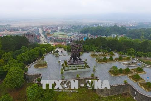 Điểm cao đồi D1 được chọn làm vị trí đặt Tượng đài Chiến thắng. Đây là tượng đại bằng đồng cao, to và nặng nhất Việt Nam hiện nay. Tượng có chiều cao 12,6m được đúc bằng 217 tấn đồng. Tượng đài chiến thắng Điện Biên Phủ uy nghi, sừng sững được đặt trên đồi D1 là ngọn đồi cao nhất thành phố Điện Biên Phủ sẽ mãi là biểu tượng của tinh thần quyết chiến, quyết thắng của quân và dân ta. Ảnh: Xuân Tiến-TTXVN