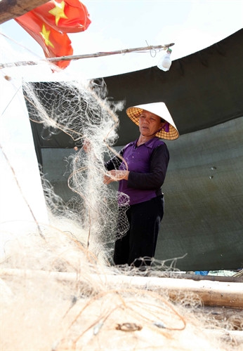 Hộ nghèo ở xã Hoằng Trường, huyện Hoằng Hóa vay vốn đầu tư mua ngư cụ đánh bắt hải sản gần bờ. Hộ nghèo ở xã Hoằng Trường, huyện Hoằng Hóa vay vốn đầu tư mua ngư cụ đánh bắt hải sản gần bờ.