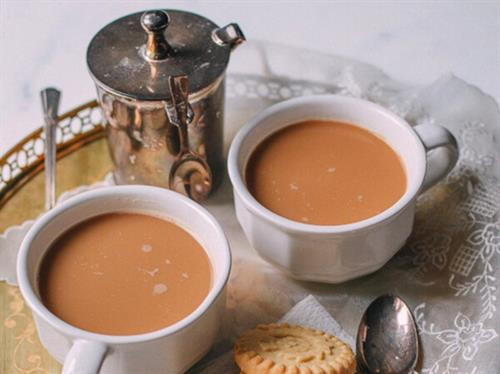 Cà phê Kaffeost ở Phần Lan: Cà phê nóng cùng với những viên phô mai nhỏ. (ảnh: Youtube/bilboteket) Cà phê Türk Kahvesi ở Thổ Nhĩ Kỳ: Cà phê được pha bằng một dụng cụ bằng đồng đặc biệt gọi là cezve. Đặc biệt, với cách pha này, người ta không lọc bã cà phê mà để bã tự lắng xuống. (ảnh: Wikimedia). Cà phê Yuanyang ở Malaysia: Một loại thức uống cực ngon được pha chế từ 3 phần cà phê đen và 7 phần trà sữa Hongkong. Bạn có thể dùng loại đồ uống này nóng hoặc lạnh. (ảnh: Courtesy of The Works of Life). Cà phê Flat White ở Australia: Loại cà phê này tương tự như cách làm một ly latte nhưng với kích cỡ nhỏ hơn. Để làm một tách này bạn cần một shot espresso và phun bọt sữa lên trên. (ảnh: Flick/Jessica Spengler). Cà phê Frappé ở Hy Lạp: Đây là đồ uống do một đại diện của hãng Nescafé tạo ra năm 1957. Loại cà phê này khá phổ biến vào mùa hè ở Hy Lạp, bao gồm cà phê hòa tan và lớp bọt sữa ở bên trên. (ảnh: Shutterstock). Cà phê Espresso Romano ở Italy: Người Italy dùng Espresso cùng với một lát chanh, thứ có thể mang lại hương vị độc đáo cho tách cà phê này. (ảnh: Shutterstock). Cà phê sữa đá ở Việt Nam: Ngọt ngào và có hương vị mạnh mẽ, cà phê sữa đá rất phổ biến ở Việt Nam. Cà phê được ủ bằng phin và nhỏ giọt xuống một cốc chứa đá lạnh và sữa đặc ở bên dưới. (ảnh: Flick/Alpha) Cà phê Café de Olla của Mexico: Cà phê truyền thống Mexico được pha cùng với thanh quế và đường mía chưa tinh chế, sau đó được rót vào một chiếc cốc bằng đất sét. Người dân Mexico tin rằng cốc đất sét sẽ làm nổi bật hương vị cà phê hơn. (ảnh: Wikimedia). Cà phê Touba ở Senegal: Hạt cà phê được rang cùng với hạt tiêu Guinea và thảo mộc, sau đó được pha và lọc trực tiếp từ bình. (ảnh: Getty). Cafezinho ở Brazil: Đây là thức uống phổ biến nhất đối với người dân địa phương. Cafezinho tương tự như một tách espresso, chỉ có điều loại này ngọt và thường được ủ thẳng với đường. (ảnh: Shutterstock). Cà phê Bombon ở Tây Ban Nha dành cho những tín đồ "ưa ngọt" đích thực với một lớp sữa đặc khá dày ở bên dưới cốc. (ảnh: Flickr/Abel Pardo Lopez). Cà phê Irish ở Ireland là một hỗn hợp bao gồm cà phê nóng, whisky Ailen, và đường, cùng với một lớp kem dày bên trên. (ảnh: Flickr/Marco Verch). Cà phê Wiener Melange ở Áo: Tương tự như cappuccino, thức uống này bao gồm espresso ở dưới cốc, ở trên phủ lớp sữa, bọt sữa, đôi khi có cả kem và bột ca cao. (ảnh: Shutterstock). Café au lait ở Pháp: Người Pháp thường thích khởi đầu ngày mới bằng ly cà phê hòa cùng với sữa nóng với tỷ lệ bằng nhau. Cà phê thường được rót trong một chiếc cốc lớn để có thể nhúng bánh croissant. (ảnh: Flickr/Christopher Cornelius). Cà phê Spiced của Morocco: Cà phê đen được pha trộn cùng với các loại gia vị nóng như thảo quả, hạt tiêu đen, quế, đinh hương, và nhục đậu khấu. (ảnh: Shutterstock). Cà phê Cubano của Cuba mang hương vị mạnh mẽ của espresso pha với đường. (ảnh: Shutterstock). Cà phê Kaffeost ở Phần Lan: Cà phê nóng cùng với những viên phô mai nhỏ. (ảnh: Youtube/bilboteket) Cà phê Türk Kahvesi ở Thổ Nhĩ Kỳ: Cà phê được pha bằng một dụng cụ bằng đồng đặc biệt gọi là cezve. Đặc biệt, với cách pha này, người ta không lọc bã cà phê mà để bã tự lắng xuống. (ảnh: Wikimedia). Cà phê Yuanyang ở Malaysia: Một loại thức uống cực ngon được pha chế từ 3 phần cà phê đen và 7 phần trà sữa Hongkong. Bạn có thể dùng loại đồ uống này nóng hoặc lạnh. (ảnh: Courtesy of The Works of Life). Cà phê Flat White ở Australia: Loại cà phê này tương tự như cách làm một ly latte nhưng với kích cỡ nhỏ hơn. Để làm một tách này bạn cần một shot espresso và phun bọt sữa lên trên. (ảnh: Flick/Jessica Spengler). Cà phê Frappé ở Hy Lạp: Đây là đồ uống do một đại diện của hãng Nescafé tạo ra năm 1957. Loại cà phê này khá phổ biến vào mùa hè ở Hy Lạp, bao gồm cà phê hòa tan và lớp bọt sữa ở bên trên. (ảnh: Shutterstock). Cà phê Espresso Romano ở Italy: Người Italy dùng Espresso cùng với một lát chanh, thứ có thể mang lại hương vị độc đáo cho tách cà phê này. (ảnh: Shutterstock). Cà phê sữa đá ở Việt Nam: Ngọt ngào và có hương vị mạnh mẽ, cà phê sữa đá rất phổ biến ở Việt Nam. Cà phê được ủ bằng phin và nhỏ giọt xuống một cốc chứa đá lạnh và sữa đặc ở bên dưới. (ảnh: Flick/Alpha) Cà phê Café de Olla của Mexico: Cà phê truyền thống Mexico được pha cùng với thanh quế và đường mía chưa tinh chế, sau đó được rót vào một chiếc cốc bằng đất sét. Người dân Mexico tin rằng cốc đất sét sẽ làm nổi bật hương vị cà phê hơn. (ảnh: Wikimedia). Cà phê Touba ở Senegal: Hạt cà phê được rang cùng với hạt tiêu Guinea và thảo mộc, sau đó được pha và lọc trực tiếp từ bình. (ảnh: Getty). Cafezinho ở Brazil: Đây là thức uống phổ biến nhất đối với người dân địa phương. Cafezinho tương tự như một tách espresso, chỉ có điều loại này ngọt và thường được ủ thẳng với đường. (ảnh: Shutterstock). Cà phê Bombon ở Tây Ban Nha dành cho những tín đồ "ưa ngọt" đích thực với một lớp sữa đặc khá dày ở bên dưới cốc. (ảnh: Flickr/Abel Pardo Lopez). Cà phê Irish ở Ireland là một hỗn hợp bao gồm cà phê nóng, whisky Ailen, và đường, cùng với một lớp kem dày bên trên. (ảnh: Flickr/Marco Verch). Cà phê Wiener Melange ở Áo: Tương tự như cappuccino, thức uống này bao gồm espresso ở dưới cốc, ở trên phủ lớp sữa, bọt sữa, đôi khi có cả kem và bột ca cao. (ảnh: Shutterstock). Café au lait ở Pháp: Người Pháp thường thích khởi đầu ngày mới bằng ly cà phê hòa cùng với sữa nóng với tỷ lệ bằng nhau. Cà phê thường được rót trong một chiếc cốc lớn để có thể nhúng bánh croissant. (ảnh: Flickr/Christopher Cornelius). Cà phê Spiced của Morocco: Cà phê đen được pha trộn cùng với các loại gia vị nóng như thảo quả, hạt tiêu đen, quế, đinh hương, và nhục đậu khấu. (ảnh: Shutterstock). Cà phê Cubano của Cuba mang hương vị mạnh mẽ của espresso pha với đường. (ảnh: Shutterstock).