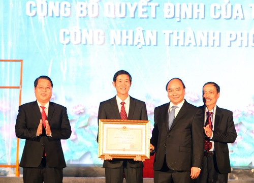 Thủ tướng Nguyễn Xuân Phúc trao Huân chương Độc lập Hạng III cho lãnh đạo thành phố Tam Kỳ. Ảnh: Thống Nhất- TTXVN