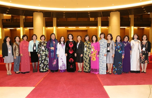 Chủ tịch Quốc hội Nguyễn Thị Kim Ngân với các nữ đại biểu. Ảnh: Trọng Đức - TTXVN