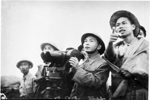 Đại tướng Võ Nguyên Giáp quan sát trận địa lần cuối cùng trước khi nổ súng trong chiến dịch Điện Biên Phủ. Ảnh: Tư liệu TTXVN