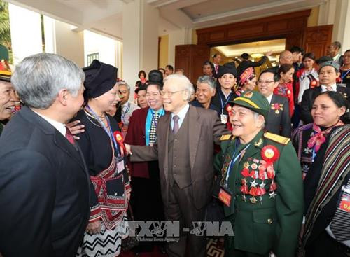 Tổng Bí thư Nguyễn Phú Trọng với các đại biểu người có uy tín, nhân sĩ trí thức, doanh nhân dân tộc thiểu số tiêu biểu toàn quốc. Ảnh: Trí Dũng-TTXVN.