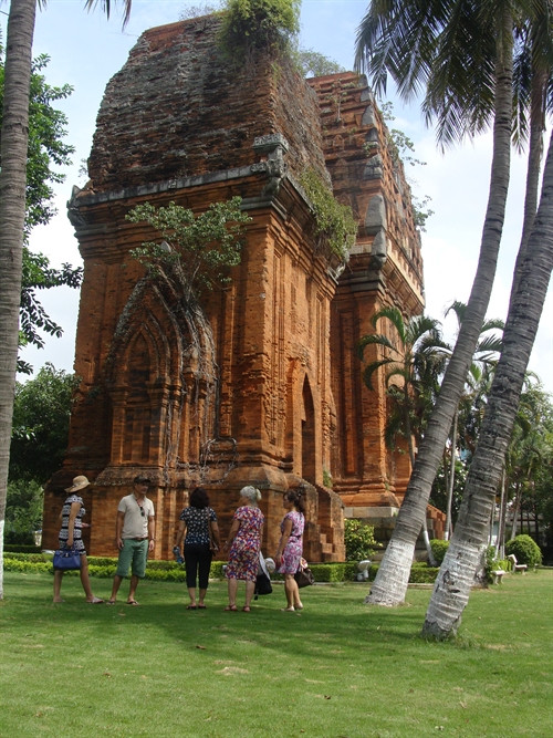 Du khách thăm quan Tháp Chàm (TP. Quy Nhơn- Bình Định). Ảnh: Ngô Tâm