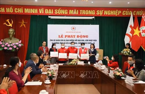 Tại buổi lễ, Trung ương Hội Chữ thập đỏ Việt Nam đã trao hỗ trợ 4 tỉnh Quảng Ninh, Lào Cai, Bắc Giang, Ninh Bình mỗi tỉnh 3.000 khẩu trang và 100 thùng mỳ tôm. Ảnh: Thanh Tùng-TTXVN