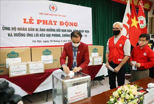 Cán bộ, hội viên Trung ương Hội Chữ thập đỏ Việt Nam quyên góp, ủng hộ tại lễ phát động. Ảnh: Thanh Tùng-TTXVN Cán bộ, hội viên Trung ương Hội Chữ thập đỏ Việt Nam quyên góp, ủng hộ tại lễ phát động. Ảnh: Thanh Tùng-TTXVN
