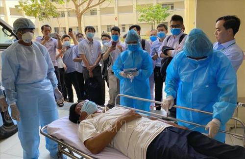 Nhân viên y tế Bệnh viện điều trị COVID-19 diễn tập tình huống tiếp nhận bệnh nhân COVID-19 từ các bệnh viện khác chuyển đến. Ảnh: TTXVN phát