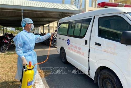 Khử khuẩn xe vận chuyển bệnh nhân COVID-19. Ảnh: TTXVN phát