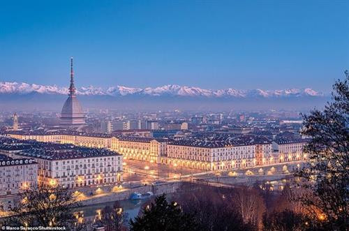 Từ năm 100 trước công nguyên đến năm 400 sau công nguyên, Rome là thành phố lớn nhất thế giới. Phong tục, ngôn ngữ, luật pháp, kỹ thuật và kiến trúc La Mã đều có mặt trên các vùng đất thuộc La Mã rộng lớn ở Châu Âu, Bắc Phi và Tây Á Vượt lên trên cảnh quan thành phố Turin là Mole Antonelliana hình vòm, hiện đang là Bảo tàng Điện ảnh Quốc gia. Ở phía trước là quảng trường rộng lớn Vittorio Veneto, đằng sau là dãy Alps tạo thành một khung cảnh ấn tượng. Thị trấn San Gimignano ở Tuscany tường bao quanh, còn được gọi là 'Thị trấn của những tòa tháp đẹp' do sự bảo tồn độc đáo của những ngôi nhà tháp thời trung cổ. Trong thời kì hoàng kim, có 72 tháp nhưng hiện nay chỉ còn tồn tại lại 14 tháp. Gondolas là những chiếc thuyền đáy phẳng, được thiết kế để thích hợp với tuyến đường thủy nông và hẹp của Venice. Một người chèo thuyền gondolier. Vào năm 2010, nữ gondolier đầu tiên đã nhận được giấy phép từ hiệp hội những người gondoliers. Mặc dù nó chiều dài 50km, Como nhỏ nhất trong ba hồ lớn ở Ý - hai hồ kia là Maggiore và Garda. Hồ là nơi nghỉ ngơi của những người giàu có từ thời La Mã. Nhìn ra núi Vesuvius là một khu định cư có từ thế kỷ thứ 9 trước Công nguyên. Đến năm 750 trước Công nguyên, người Hy Lạp đã đặt tên cho thành phố này là N Nott (nghĩa là Thành phố Mới). Người Norman chiếm thành phố vào năm 1139, rồi nó bắt đầu được truyền từ triều đại này sang triều đại khác. Người dân địa phương gọi đây là Ponte del Diavolo (Cầu Quỷ) vì nó gắn với một truyền thuyết liên quan đến quỷ dữ. Cây cầu được xây vào cuối thế kỉ thứ 11 ở Tuscany, bắc qua sông Serchio. Nằm trên đỉnh của một mảnh đất hình tam giác chia các nhánh Como và Lecco của hồ, Bellagio được mệnh danh là thị trấn xinh đẹp nhất của nước Ý. Những cửa hàng đồ lưu niệm và các con đường lát soi của Bellagio đặc biệt quyến rũ du khách. Duomo, hay còn gọi là nhà thờ chính tòa Santa Maria del Fiore, dường như bay lơ lửng trên các mái nhà của thành phố Florence. Tòa thị chính Palazzo Vecchio giống như một tòa lâu đài với tháp cao 94 mét, quảng trường Piazza della Signoria với một bản sao của bức tượng David của Michelangelo đứng kiêu hãnh phía trước là một vài trong rất nhiều điểm thu hút khách du lịch ở Florence. Mái vòm hình bát giác của nhà thờ chính tòa Duomo của Florence hoàn thiện vào năm 1436. Cho đến nay, nó vẫn giữ được mái vòm bằng gạch và vữa lớn nhất thế giới, minh chứng cho thiên tài kĩ thuật của kiến trúc sư Filippo Brunelleschi. Nội thất được trang trí bằng bức bích họa Bản án cuối cùng của Vasari và Zuccari Những ngọn núi Odle gồ ghề ở Val di Funes nằm sau nhà thờ Santa Maddalena xinh đẹp ở vùng núi Alpine. Sass Rigais là đỉnh cao nhất trong dãy núi này. Nó có độ cao 3.025 mét. Thung lũng sông Cecina gần Volterra ở Tuscany đặc trưng với những ngọn đồi núi lửa, khe núi dốc và vách đá. Đây là nơi xây dựng nhà máy năng lượng địa nhiệt đầu tiên trên thế giới, tại Thung lũng Quỷ, vào năm 1911. Thành phố Atrani có diện tích bề mặt chỉ 0,12 km2. Tháp chuông của nhà thờ Rococo St Mary Magdalene được xây dựng từ thế kỉ thứ 18. Cực nam của Cinque Terre, Riomaggiore là ngôi làng được du khách yêu thích nhất. Con đường Tình Yêu lát đá cuội, nối ngôi làng với Manarola, một ngôi làng bên cạnh nằm ở phía bắc. Thung lũng Orcia - Di sản Thế giới Unesco – từng xuất hiện liên tục trong các tác phẩm của rất nhiều nghệ sĩ thời Phục Hưng, Các cây bách đã trở thành một biểu tượng của thung lũng này Từ năm 100 trước công nguyên đến năm 400 sau công nguyên, Rome là thành phố lớn nhất thế giới. Phong tục, ngôn ngữ, luật pháp, kỹ thuật và kiến trúc La Mã đều có mặt trên các vùng đất thuộc La Mã rộng lớn ở Châu Âu, Bắc Phi và Tây Á Vượt lên trên cảnh quan thành phố Turin là Mole Antonelliana hình vòm, hiện đang là Bảo tàng Điện ảnh Quốc gia. Ở phía trước là quảng trường rộng lớn Vittorio Veneto, đằng sau là dãy Alps tạo thành một khung cảnh ấn tượng. Thị trấn San Gimignano ở Tuscany tường bao quanh, còn được gọi là 'Thị trấn của những tòa tháp đẹp' do sự bảo tồn độc đáo của những ngôi nhà tháp thời trung cổ. Trong thời kì hoàng kim, có 72 tháp nhưng hiện nay chỉ còn tồn tại lại 14 tháp. Gondolas là những chiếc thuyền đáy phẳng, được thiết kế để thích hợp với tuyến đường thủy nông và hẹp của Venice. Một người chèo thuyền gondolier. Vào năm 2010, nữ gondolier đầu tiên đã nhận được giấy phép từ hiệp hội những người gondoliers. Mặc dù nó chiều dài 50km, Como nhỏ nhất trong ba hồ lớn ở Ý - hai hồ kia là Maggiore và Garda. Hồ là nơi nghỉ ngơi của những người giàu có từ thời La Mã. Nhìn ra núi Vesuvius là một khu định cư có từ thế kỷ thứ 9 trước Công nguyên. Đến năm 750 trước Công nguyên, người Hy Lạp đã đặt tên cho thành phố này là N Nott (nghĩa là Thành phố Mới). Người Norman chiếm thành phố vào năm 1139, rồi nó bắt đầu được truyền từ triều đại này sang triều đại khác. Người dân địa phương gọi đây là Ponte del Diavolo (Cầu Quỷ) vì nó gắn với một truyền thuyết liên quan đến quỷ dữ. Cây cầu được xây vào cuối thế kỉ thứ 11 ở Tuscany, bắc qua sông Serchio. Nằm trên đỉnh của một mảnh đất hình tam giác chia các nhánh Como và Lecco của hồ, Bellagio được mệnh danh là thị trấn xinh đẹp nhất của nước Ý. Những cửa hàng đồ lưu niệm và các con đường lát soi của Bellagio đặc biệt quyến rũ du khách. Duomo, hay còn gọi là nhà thờ chính tòa Santa Maria del Fiore, dường như bay lơ lửng trên các mái nhà của thành phố Florence. Tòa thị chính Palazzo Vecchio giống như một tòa lâu đài với tháp cao 94 mét, quảng trường Piazza della Signoria với một bản sao của bức tượng David của Michelangelo đứng kiêu hãnh phía trước là một vài trong rất nhiều điểm thu hút khách du lịch ở Florence. Mái vòm hình bát giác của nhà thờ chính tòa Duomo của Florence hoàn thiện vào năm 1436. Cho đến nay, nó vẫn giữ được mái vòm bằng gạch và vữa lớn nhất thế giới, minh chứng cho thiên tài kĩ thuật của kiến trúc sư Filippo Brunelleschi. Nội thất được trang trí bằng bức bích họa Bản án cuối cùng của Vasari và Zuccari Những ngọn núi Odle gồ ghề ở Val di Funes nằm sau nhà thờ Santa Maddalena xinh đẹp ở vùng núi Alpine. Sass Rigais là đỉnh cao nhất trong dãy núi này. Nó có độ cao 3.025 mét. Thung lũng sông Cecina gần Volterra ở Tuscany đặc trưng với những ngọn đồi núi lửa, khe núi dốc và vách đá. Đây là nơi xây dựng nhà máy năng lượng địa nhiệt đầu tiên trên thế giới, tại Thung lũng Quỷ, vào năm 1911. Thành phố Atrani có diện tích bề mặt chỉ 0,12 km2. Tháp chuông của nhà thờ Rococo St Mary Magdalene được xây dựng từ thế kỉ thứ 18. Cực nam của Cinque Terre, Riomaggiore là ngôi làng được du khách yêu thích nhất. Con đường Tình Yêu lát đá cuội, nối ngôi làng với Manarola, một ngôi làng bên cạnh nằm ở phía bắc. Thung lũng Orcia - Di sản Thế giới Unesco – từng xuất hiện liên tục trong các tác phẩm của rất nhiều nghệ sĩ thời Phục Hưng, Các cây bách đã trở thành một biểu tượng của thung lũng này