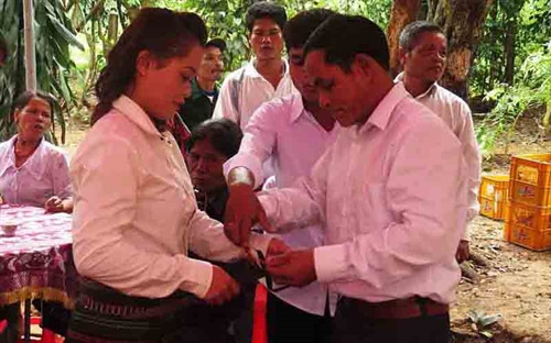 Lễ cưới của người Vân Kiều.