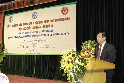 PGS.TS Lương Ngọc Khuê, Cục trưởng Cục Quản lý Khám, chữa bệnh (Bộ Y tế) đã thay mặt Lãnh đạo Bộ Y tế biểu dương những nỗ lực của các cán bộ y tế Viện Sức khỏe Tâm thần trong 50 năm qua. PGS.TS Lương Ngọc Khuê, Cục trưởng Cục Quản lý Khám, chữa bệnh (Bộ Y tế) đã thay mặt Lãnh đạo Bộ Y tế biểu dương những nỗ lực của các cán bộ y tế Viện Sức khỏe Tâm thần trong 50 năm qua.