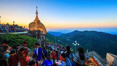 Các Phật tử xếp hàng lên chùa Các Phật tử xếp hàng lên chùa